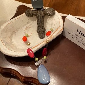 Costume wire necklace with pendant